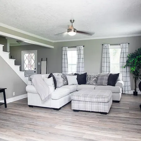 Luxurious 5 Bedroom Home! Great Location!
